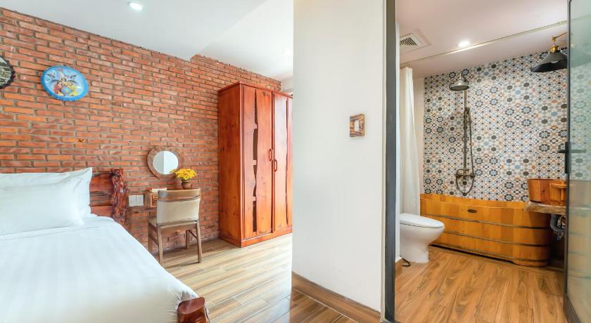 Image of Deluxe Double with Bathtub 6