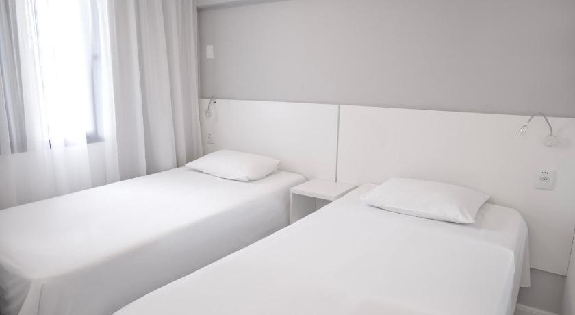 Image of Apartment with One Double and Two Twin Beds 4