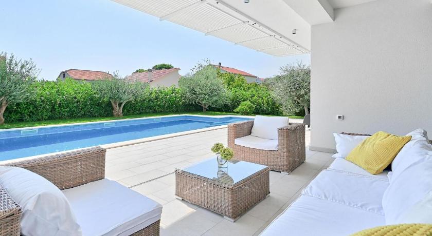 bedroom villa near Split with pool - image 3