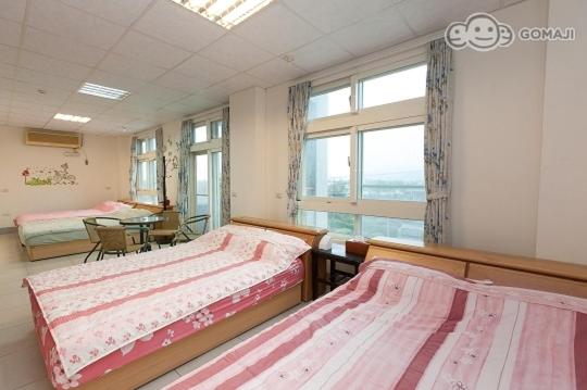 Image of Family Room  (7 Adults) 1