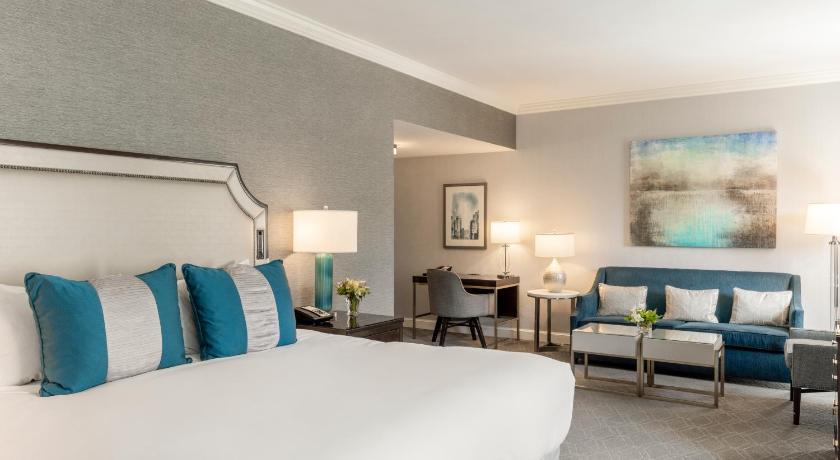 Image of ONE BEDROOM SUITE King Mobility Hearing Accessi ble Tub - 490sf, 45sm. Private living room 3