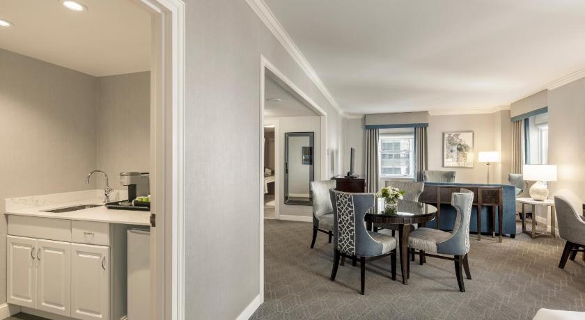 Image of ONE BEDROOM SUITE King Mobility Hearing Accessi ble Tub - 490sf, 45sm. Private living room 11