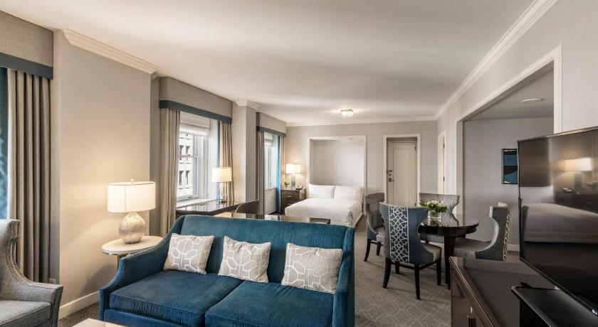 Image of ONE BEDROOM SUITE King Mobility Hearing Accessi ble Tub - 490sf, 45sm. Private living room 5