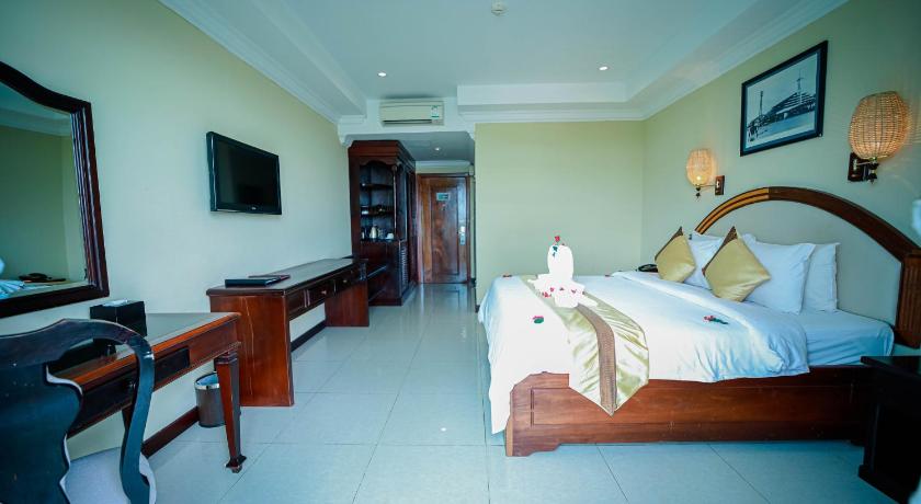 Image of Deluxe Double (Pool View/ City View) 10