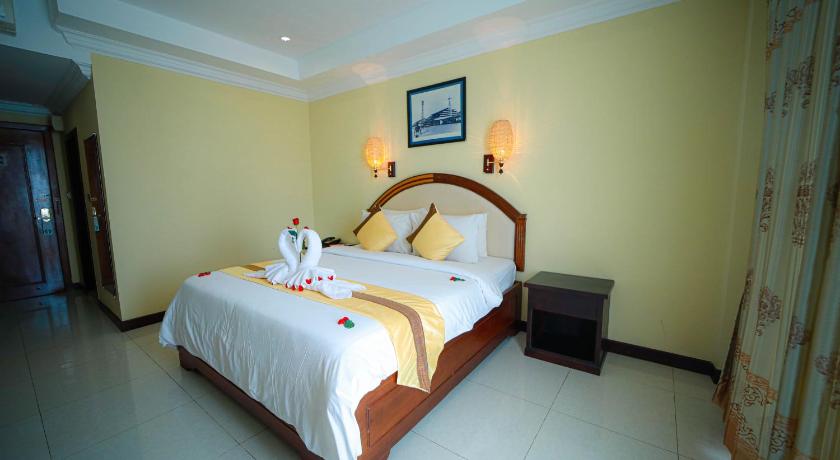 Image of Deluxe Double (Pool View/ City View) 14