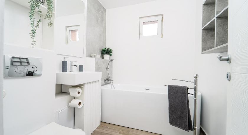 ティミショアラ Family Stay - Calliope apartment - By OpenHouse 4つ星 シングルルーム プール