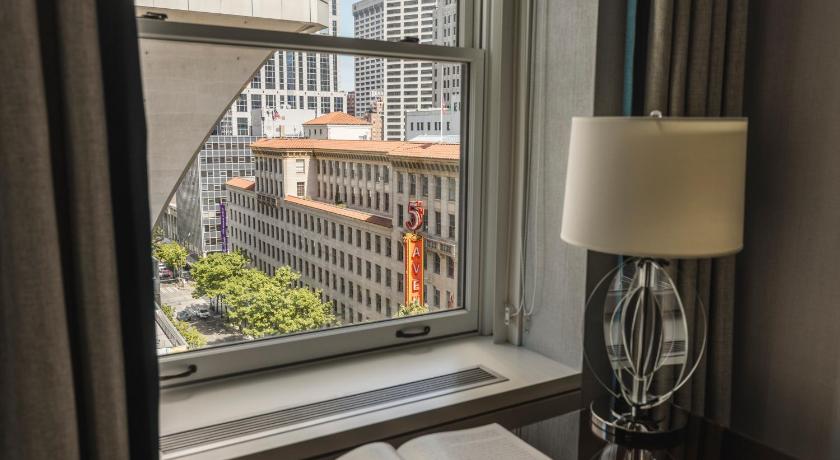 Image of Deluxe Corner King Room 6