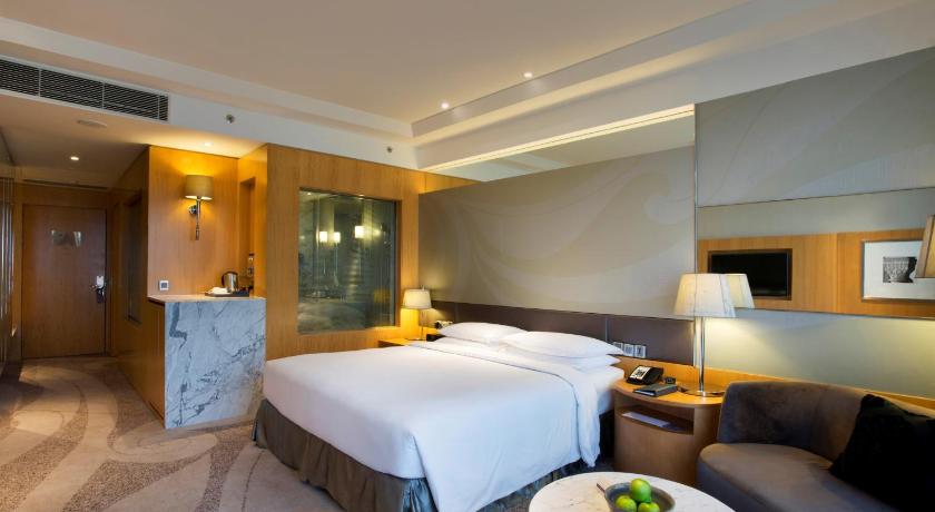 Image of Higher Floor King / Twin Bed with Bath Tub, 1+1 on Alcoholic Drinks (Selective Menu) throughout the stay, 25% Discount on Food, Soft Beverages and Spa 1