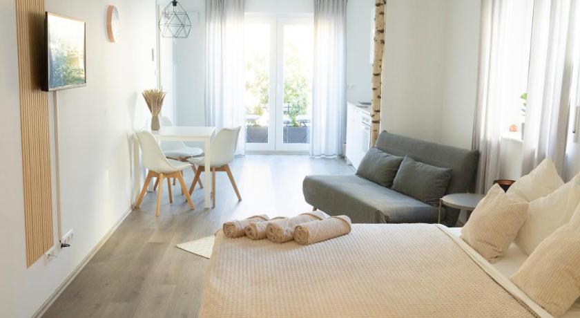 HUGOS Studio Apartment