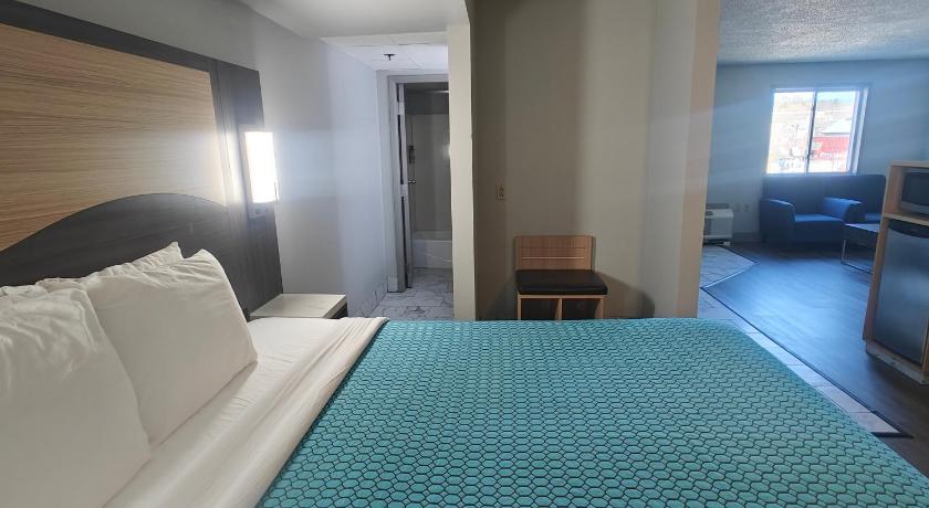 Image of Deluxe King Suite with Spa Bath 4