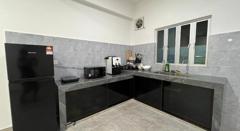 FunkyVila4 14Pax 4BR Near188Tower HTAA ArtStreet - image 4