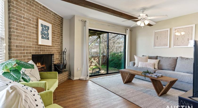 Austin Walk to Zilker Patio w a View Elevated Balcony 4-Star Accommodation suite