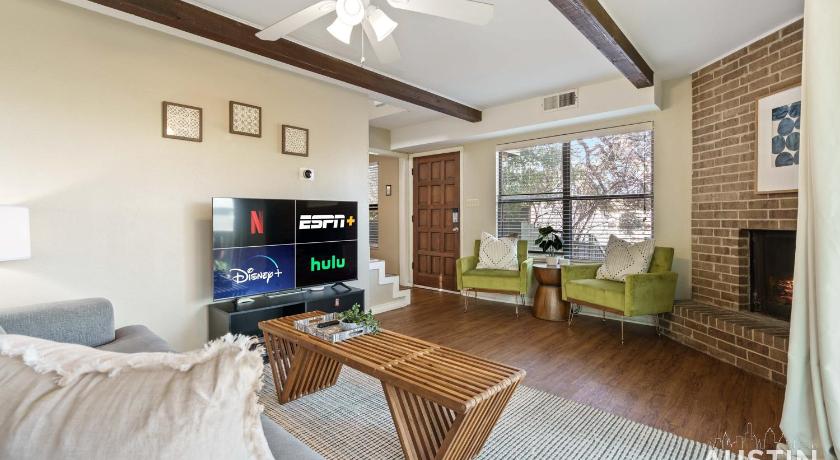 Austin Walk to Zilker Patio w a View Elevated Balcony 4-Star Accommodation suite