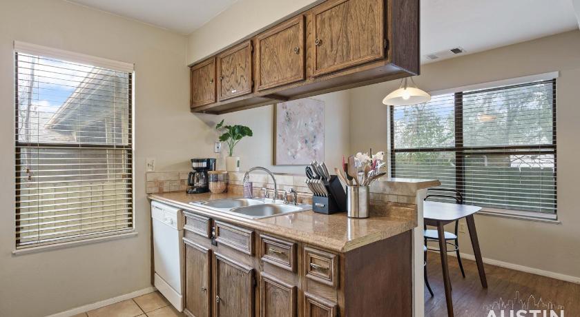 Austin Walk to Zilker Patio w a View Elevated Balcony 4-Star Accommodation view