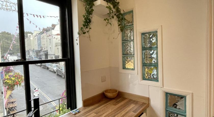 Cosy Oasis in the Heart of Clifton Village - image 4