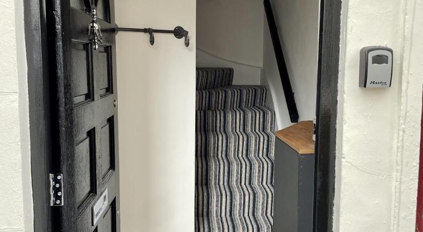 Cosy Oasis in the Heart of Clifton Village - image 9