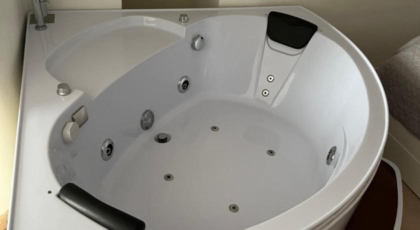 Image of Deluxe Double or Twin Room with Spa Bath 6