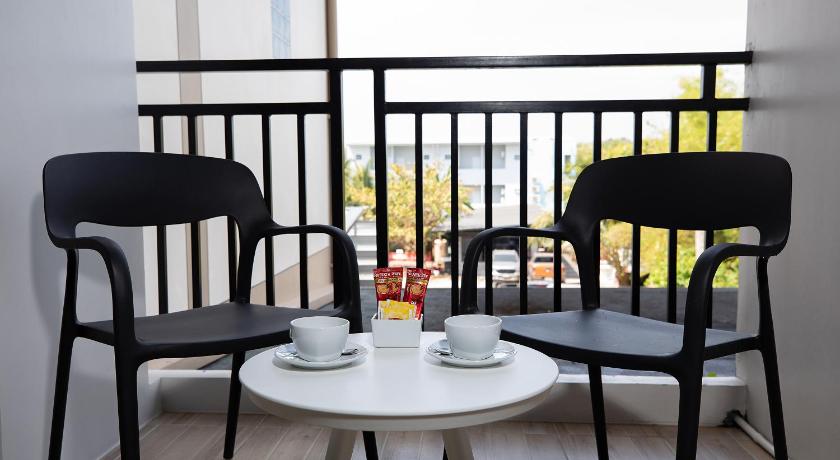 Image of Deluxe Double Room Pool View 9