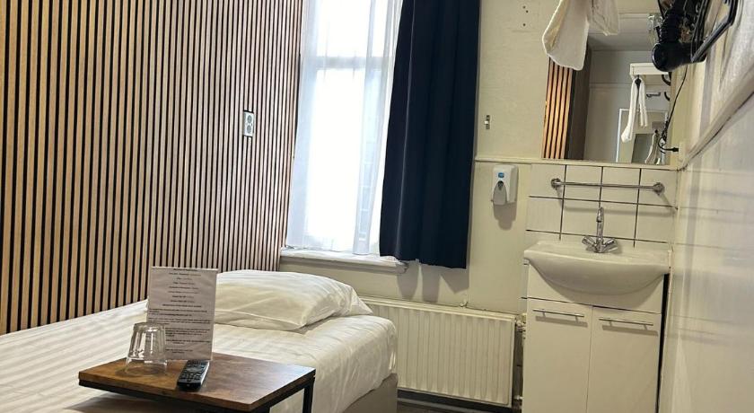 Image of Single Room with Shared Bathroom 3