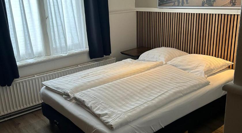 Image of Double Room with Shared bathroom 4
