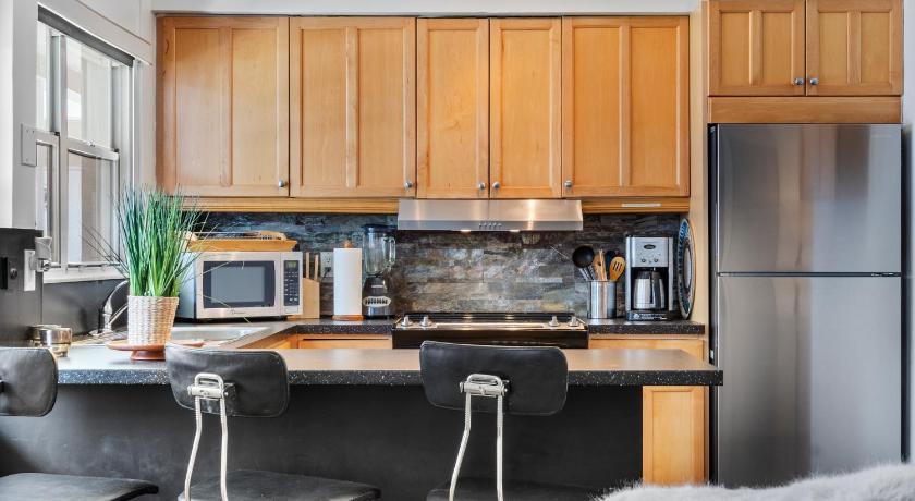 Serene Seaside Escape: 1BR Bliss! - image 15