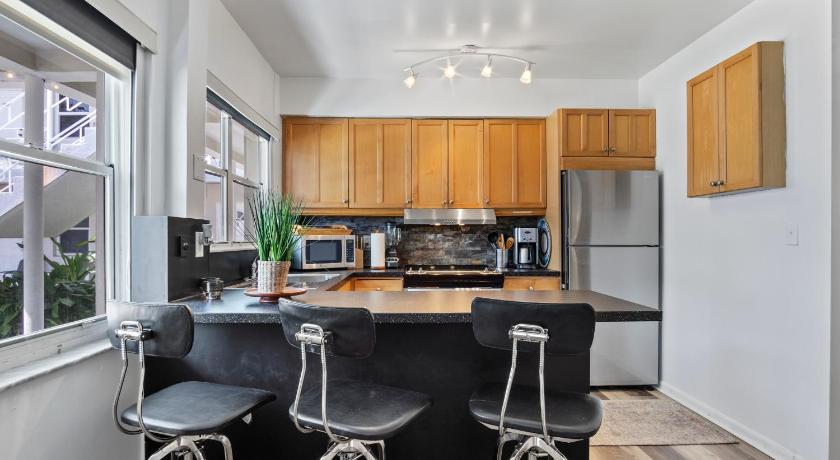 Serene Seaside Escape: 1BR Bliss! - image 8
