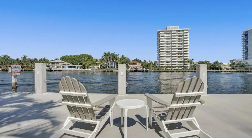 Serene Seaside Escape: 1BR Bliss! - image 11