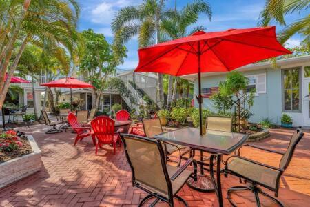 안나 마리아 (FL) Beachy Keen! 1 bed 1 bath ground floor steps to beach 4성급 숙소 레스토랑