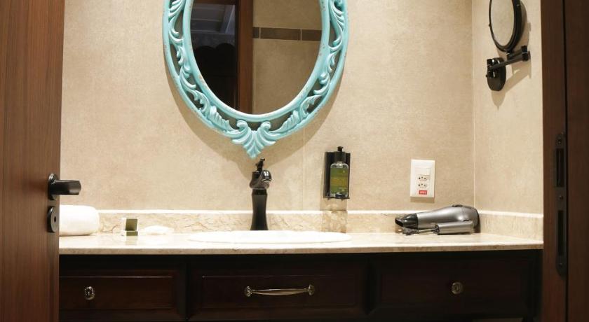 Image of Queen Suite 2