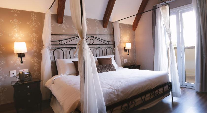 Image of Queen Suite with Spa Bath 0