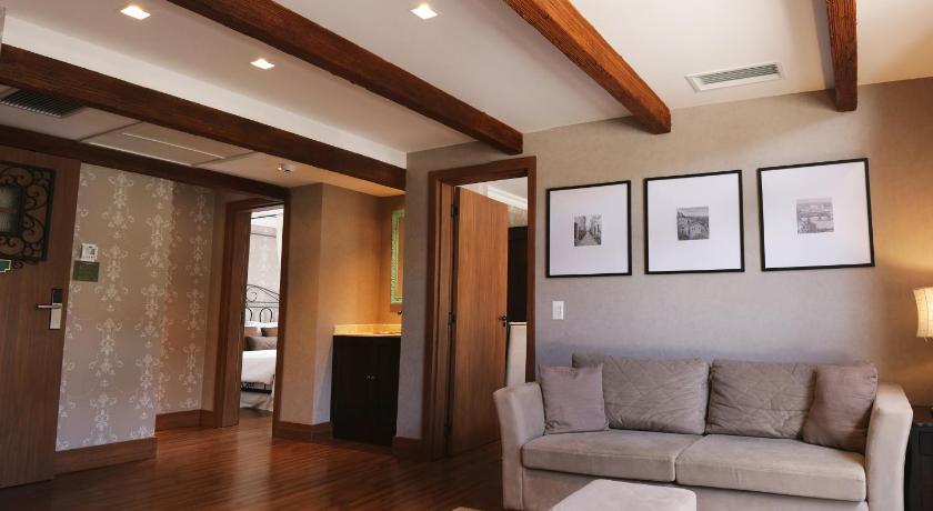 Image of Deluxe Suite with Spa Bath 4