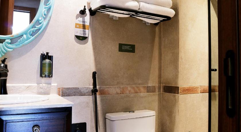 Image of Deluxe Suite with Spa Bath 6