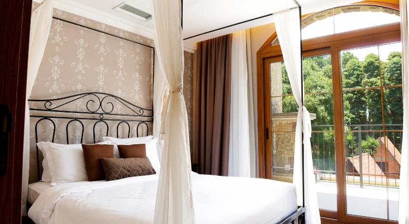 Image of Deluxe Suite with Spa Bath 0