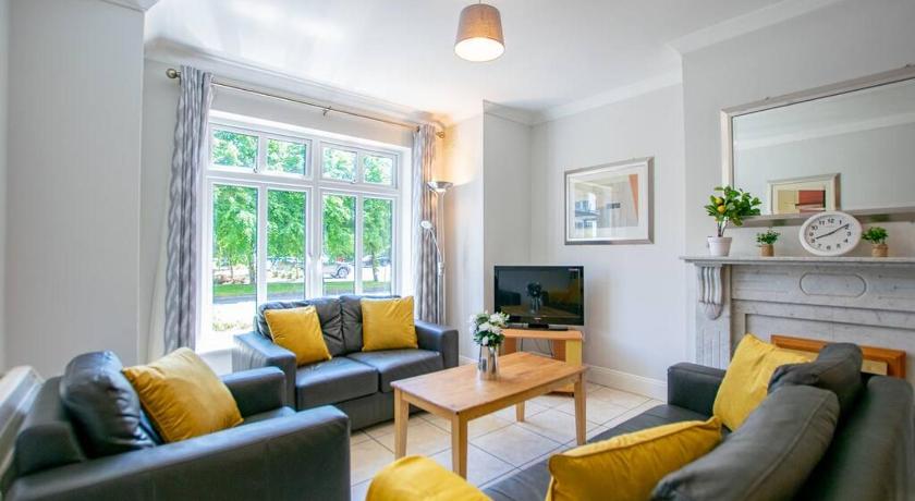 54 - Spacious Townhouse by Shortstays - Parking