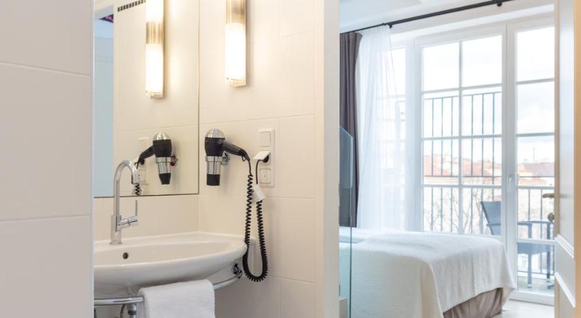 Image of Standard Single Room with Balcony and Garden View 9