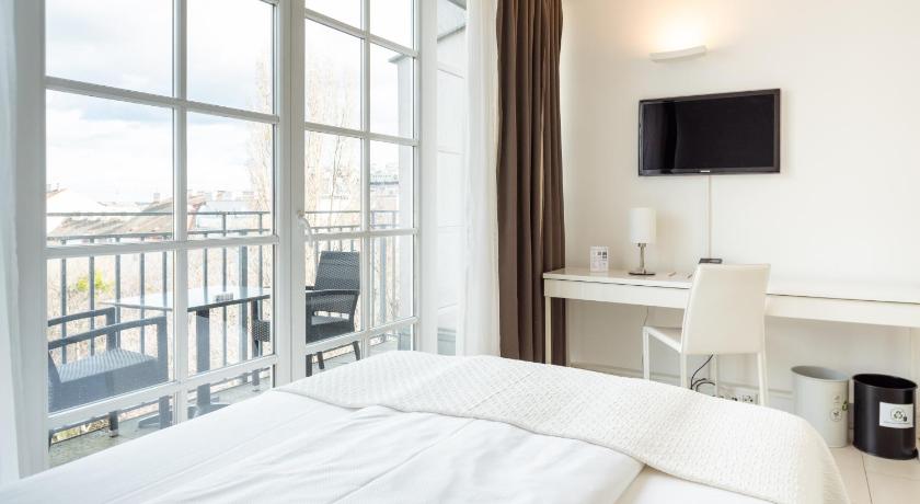Image of Standard Single Room with Balcony and Garden View 3