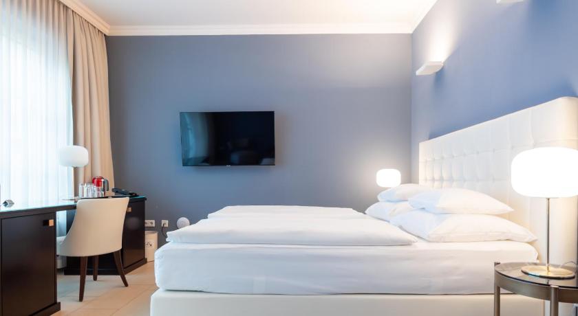 Image of Suite with Garden View 6