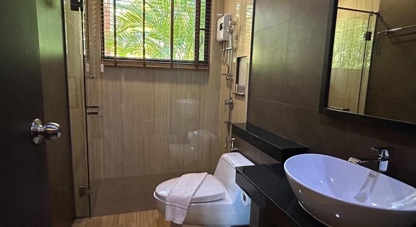 Image of Deluxe King Room with Pool Access 2