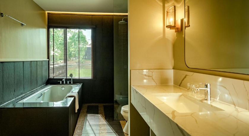 Image of Pool Terrace King 11