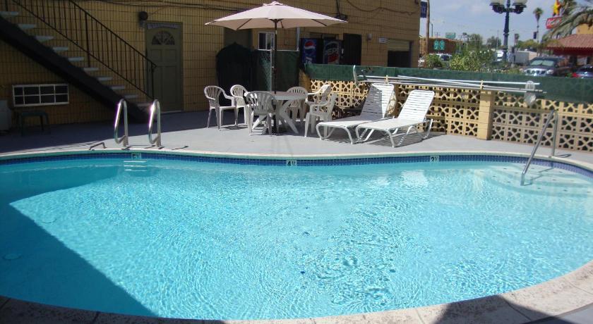 ブローリー (CA) Townhouse Inn and Suites 3つ星 宿泊施設 外観