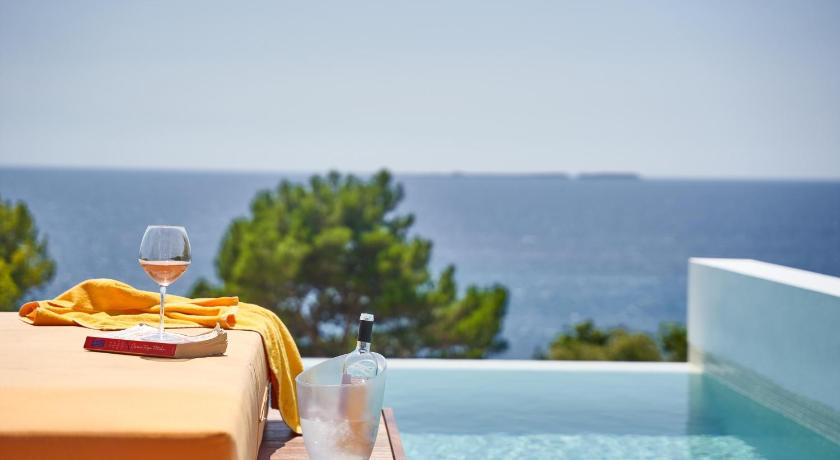 Image of Suite with Infinity Pool 6