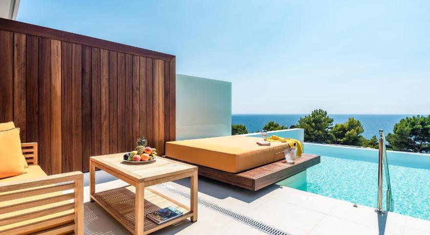 Image of Suite with Infinity Pool 3