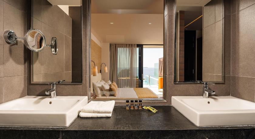 Image of Suite with Infinity Pool 2