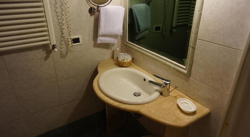 Image of Triple Room with Garden View 12