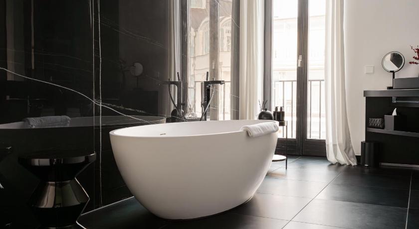 Image of PRIVATE / LUXURY 2