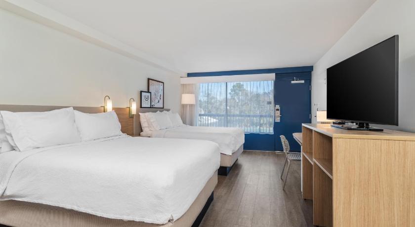 Immagine di 2 Queen Beds Mobility Accessible With Bathtub 1