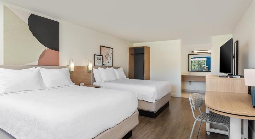 Immagine di 2 Queen Beds Mobility Accessible With Bathtub 3