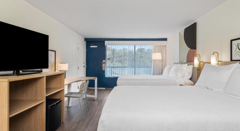 Immagine di 2 Queen Beds Mobility Accessible With Bathtub 0