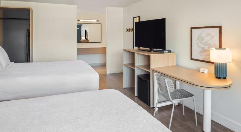 Immagine di 2 Queen Beds Mobility Accessible With Bathtub 6