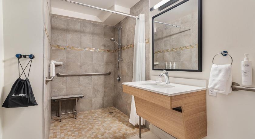 Immagine di 2 Queen Beds Mobility Accessible With Bathtub 2